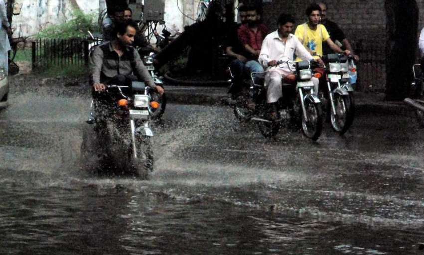 لاہور: شہر میں ہونے والی بارش کے بعد پریس کلب کے باہر کھڑے ..