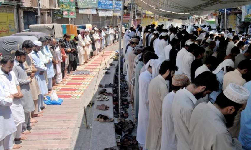 راولپنڈی: بوہڑ بازار مسجد میں شہری جمعة الوداع کی نماز ادا ..