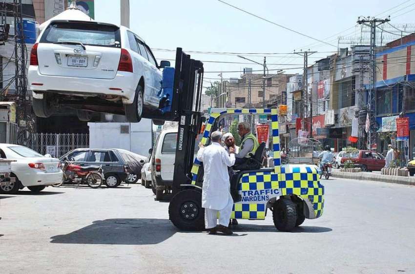 پشاور: ٹریفک وارڈن نوپارکنگ میں کھڑی گاڑی کو لفٹر کے ذریعے ..