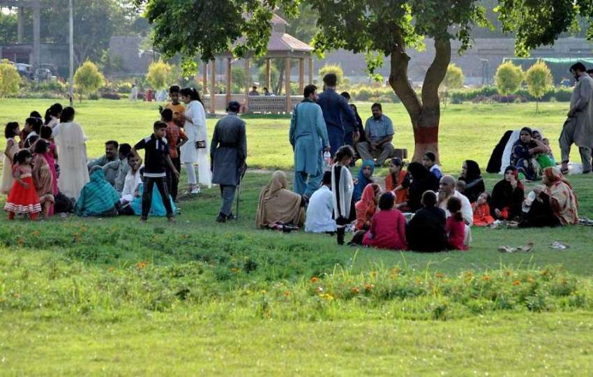 راولپنڈی: عید کے چوتھے روزنواز شریف پارک آنیوالے گرمی کے ..