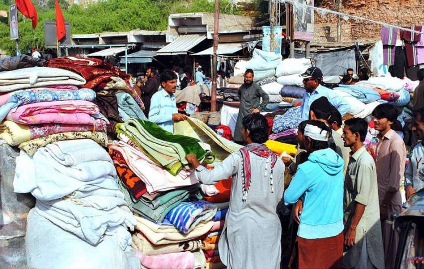 حیدر آباد: شہری گرم کپڑے خریدنے میں مصروف ہیں۔