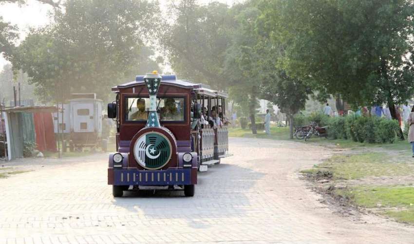 لاہور: شہری منی ٹرین میں بیٹھ کر گریٹر اقبال پارک کی سیر ..