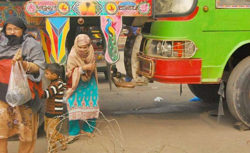 لاہور: حضرت داتا گنج بخش (رح) کے974ویں عرس کے موقع پر خواتین ..