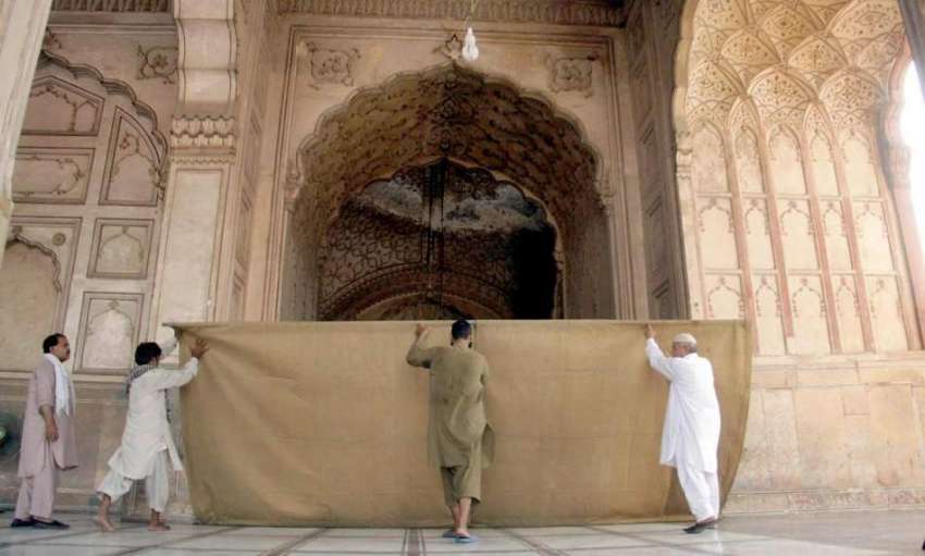 لاہور: تاریخی بادشاہی مسجد میں اعتکاف کے لیے تیاریا ں کی ..