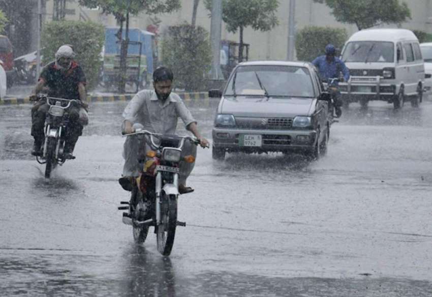 لاہور: صوبائی دارالحکومت میں دوپہر کے وقت ہونیوالی بارش ..