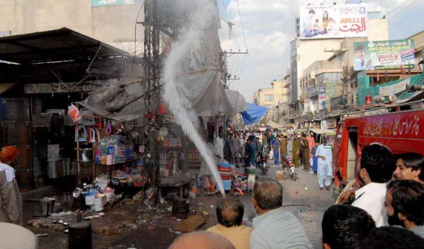 راولپنڈی: فائر بریگیڈ کے اہلکار باڑہ مارکیٹ کے ٹرانسفارمر ..