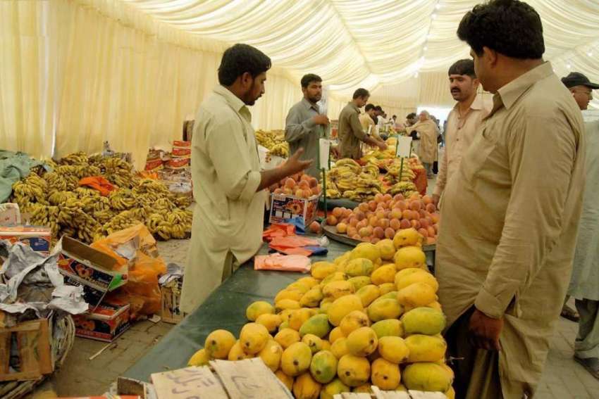 راولپنڈی: شمس آباد سستا رمضان بازار سے لوگ خریداری کر رہے ..
