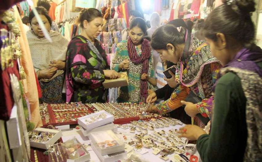 لاہور: لبرٹی مارکیٹ میں خواتین عید کے لیے جیولری خرید رہی ..