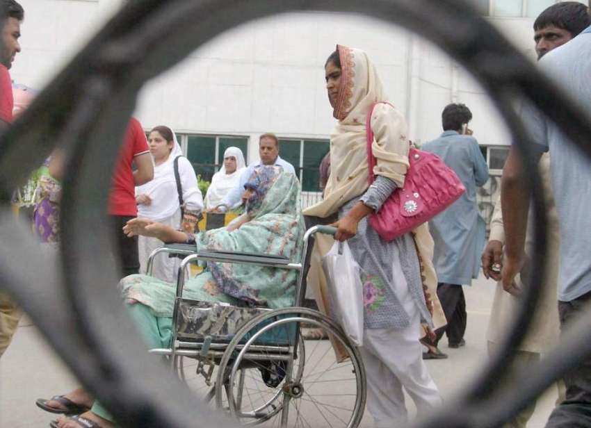 لاہور: ینگ ڈاکٹرز کے احتجاج کے باعث لواحقین اپنے مریض کو ..
