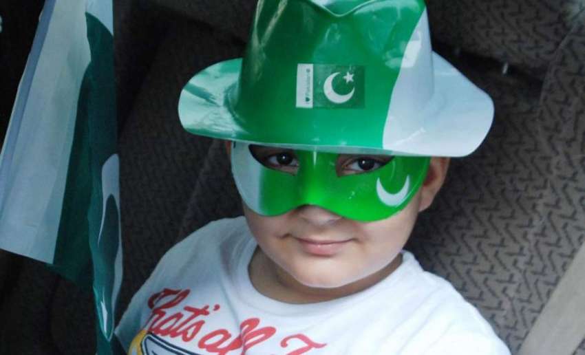 لاہور: یوم آزادی کے موقع پر ایک ننھے بچے کا منفرد انداز۔