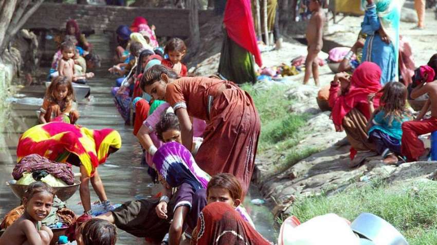 حیدر آباد: خانہ بدوش خواتین بڑی تعداد میں نہر کنارے کپڑے ..