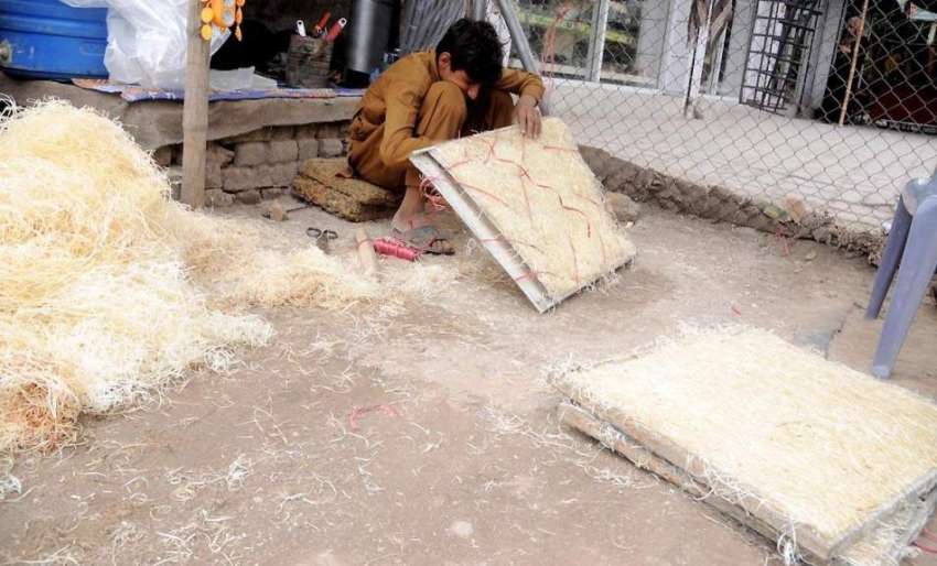 راولپنڈی: مری روڈ پر ایک بچہ واٹر کولر کی خسیں تیار کر رہا ..