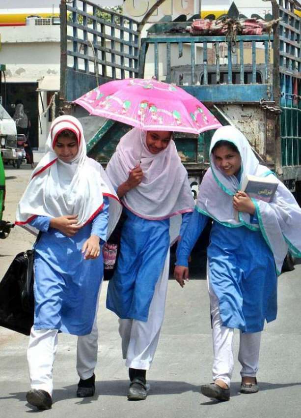 فیصل آباد: سکول سے چھٹی کے بعد دھوپ کی شدت سے بچنے کے لیے ..