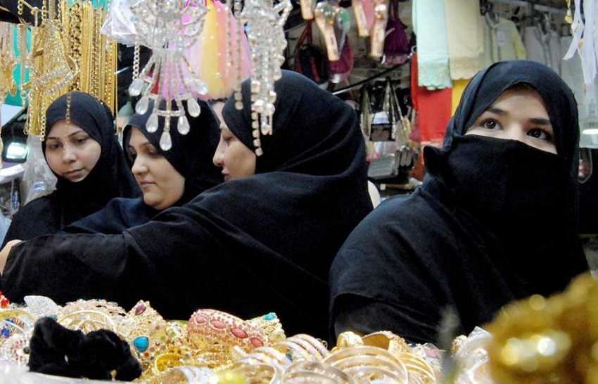 راولپنڈی: خواتین موتی بازار سے عید کی خریداری کر رہی ہیں۔