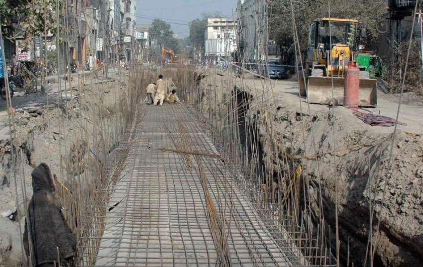 لاہور: مزدور میکلوڈ روڈ پر نالے کے تعمیراتی کام میں مصروف ..