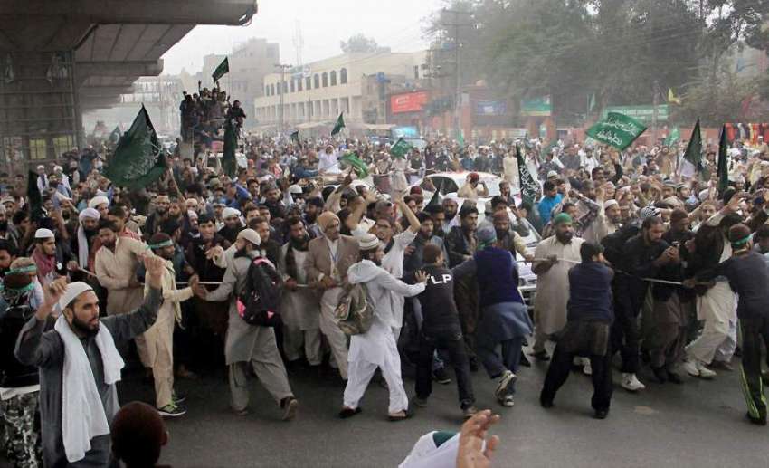 لاہور: تحریک لبیک کے زیر اہتمام ختم نبوت کارواں کے شرکاء ..