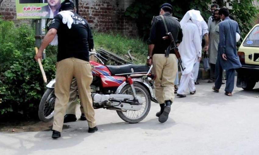 راولپنڈی: پولیس اہلکار مری روڈ پر سڑک کے درمیان پارک کیا ..