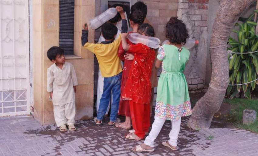 لاہور: بچے قطار بنائے پینے کے لیے پانی بھر رہے ہیں۔