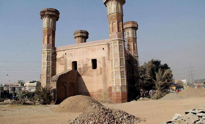 لاہور: تاریخی عمارت چوبرجی کے احاطے میں اورنج لائن ٹرین ..