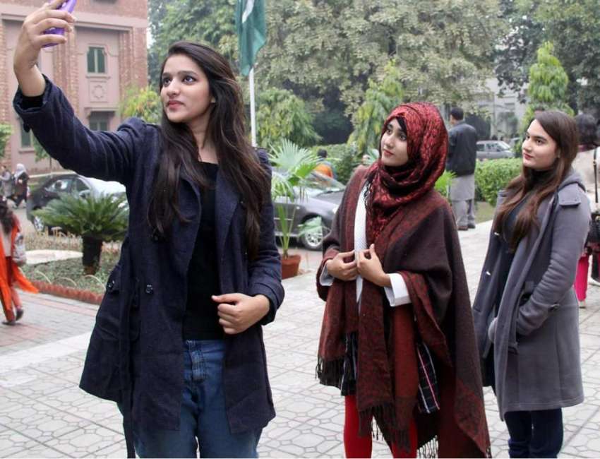 لاہور: لاہور کالج فار ویمن یونیورسٹی میں طالبات سیلفی لے ..