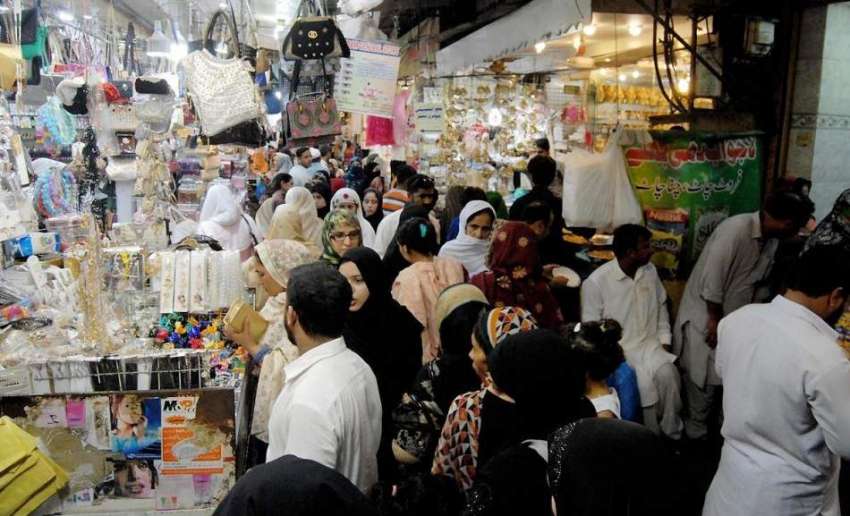راولپنڈی: عید کی خریداری کے لیے موتی بازار آنے والی خواتین ..