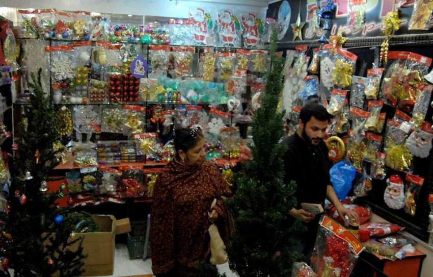 راولپنڈی: چائنہ مارکیٹ میں خاتون اور ایک شخص کرسمس کی خریداری ..