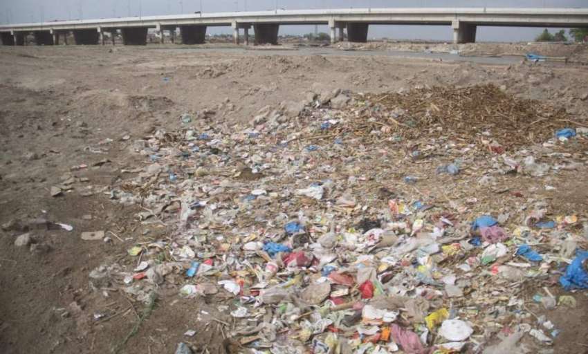 لاہور: دریائے راوی کے خشک حصے میں گندگی کا ڈھیر پڑا ہوا ہے۔