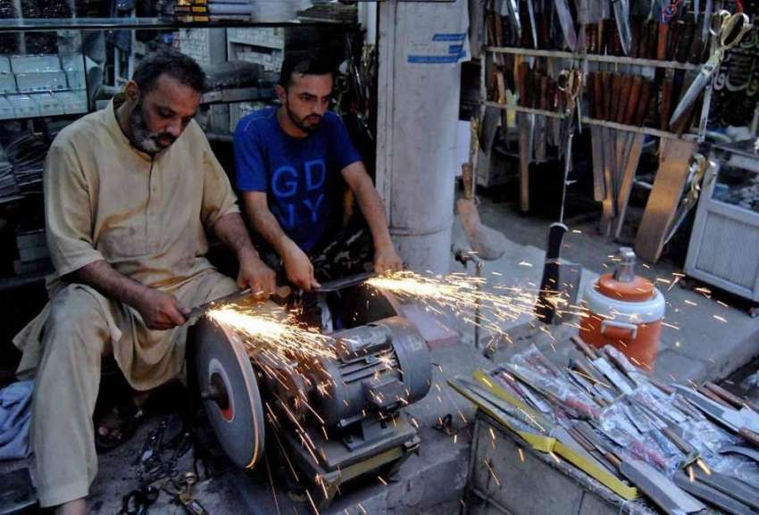 راولپنڈی: عید قربان کے لیے دکاندار چھریاں تیز کر رہے ہیں۔