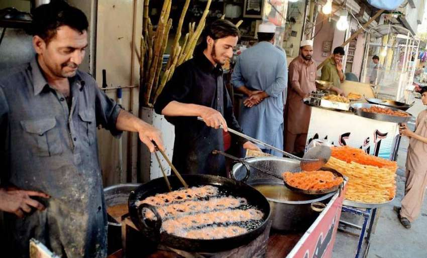 کوئٹہ: طوغی رو پر دکاندار جلیبی تیار کرنے میں مصروف ہے۔