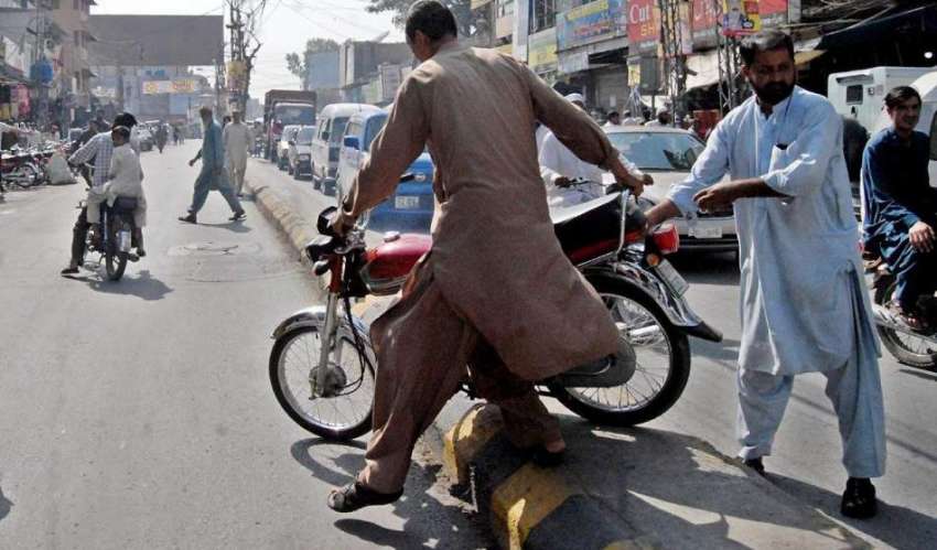 راولپنڈی: راجہ بازار میں ٹریفک پولیس اہلکار نہ ہونے کی وجہ ..