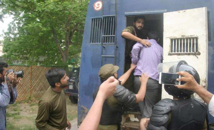 لاہور: پولیس اہلکار احتجاج کے دوران جی او آر کی طرف بڑھنے ..