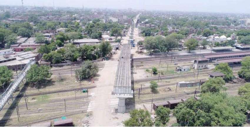 لاہور: میٹرو ٹرین گزارنے کے لیے پیرا شوٹ کالونی سے ملحقہ ..