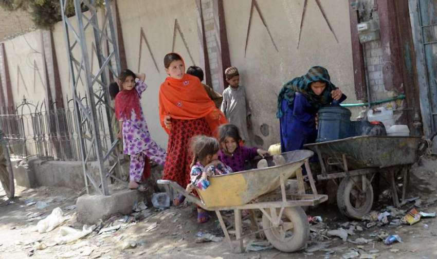 کوئٹہ: مغربی بائی پاس سمنگلی روڈ پر بچے ایک گھر کے باہر نل ..
