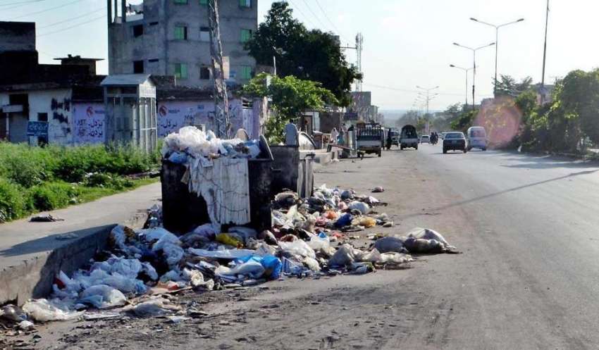 اسلام آباد: چک شہزاد روڈ پر گندگی کے ڈھیر کے باعث بدبو سے ..