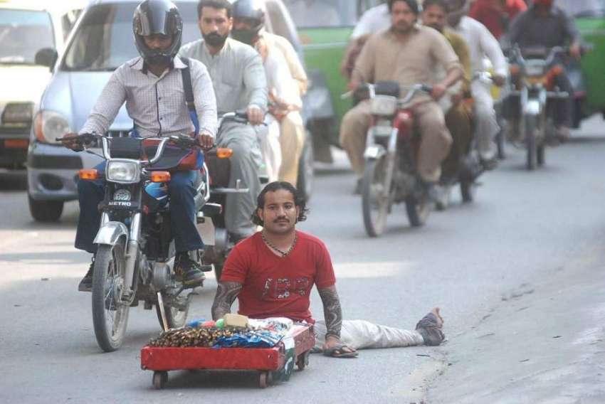 راولپنڈی: ایک معذور شخص اپنا اور اپنے خاندان کا پیٹ پالنے ..