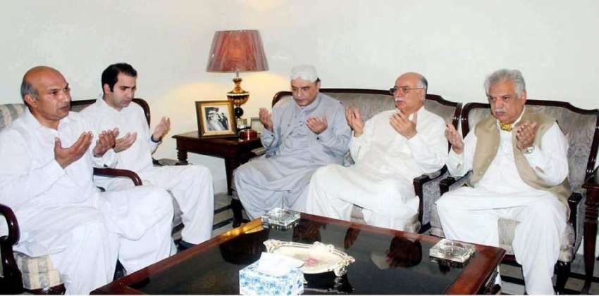 پشاور: سابق صدر آصف علی زرداری پیپلز پارٹی کے صوبائی رہنما ..