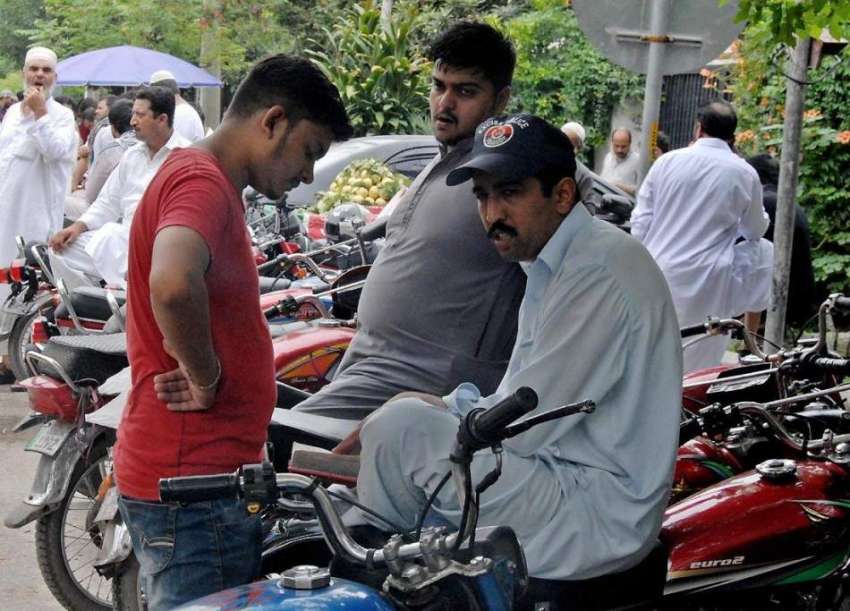 راولپنڈی: محکمہ ایکسائز اینڈ ٹیکسیشن کے باہر ایجنٹ مافیہ ..