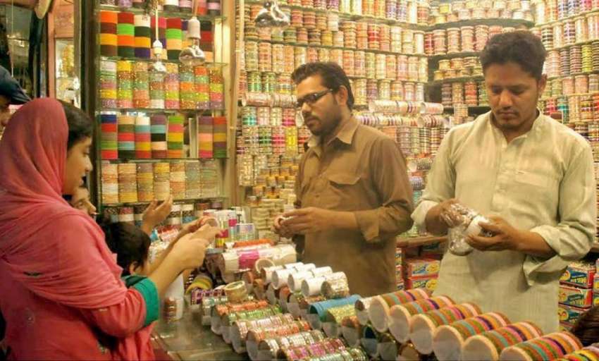 لاہور: ایک لڑکی عید کے لیے چوڑیاں خرید رہی ہیں۔