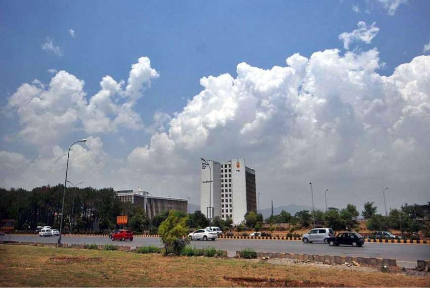 اسلام آباد: وفاقی دارالحکومت میں دن کے وقت آسمان پر چھائے ..