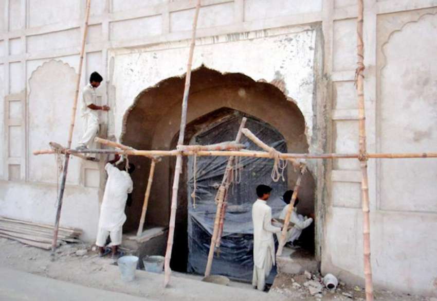 لاہور: مزدور شالیمار باغ کے تزئین و آرائش کے کام میں مصروف ..