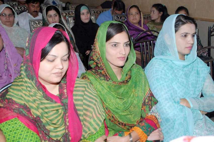 لاہور: خواتین پریس کلب میں منعقدہ لیبر کنونش میں شریک ہیں۔