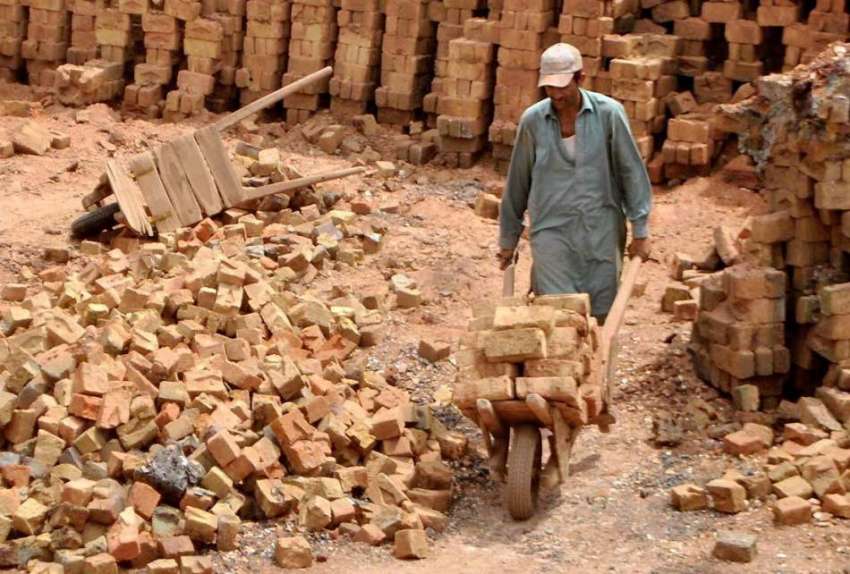 راولپنڈی: ایک محنت کش اینٹوں کے بھٹے پر کام کر رہا ہے۔