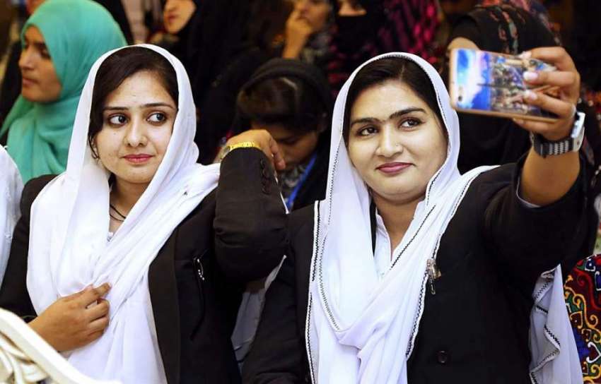 حیدر آباد: ایک سیمینار کے دوران خواتین سیلفی لے رہی ہیں۔