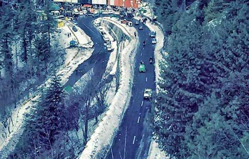 راولپنڈی: مری میں ہونے والی برف باری کا منظر۔
