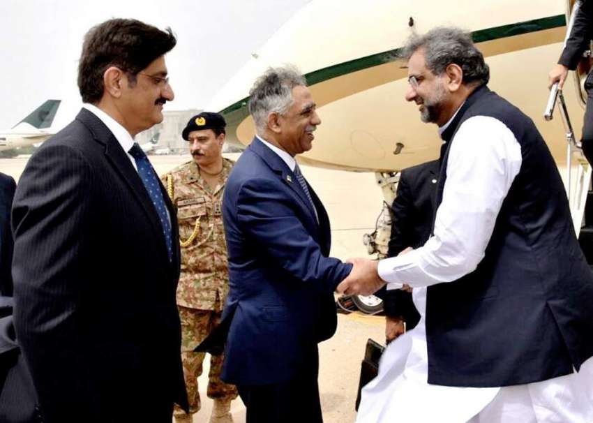 کراچی: ائیرپورٹ پہنچنے پر وزیراعظم شاہد خاقان عباسی کا استقبال ..