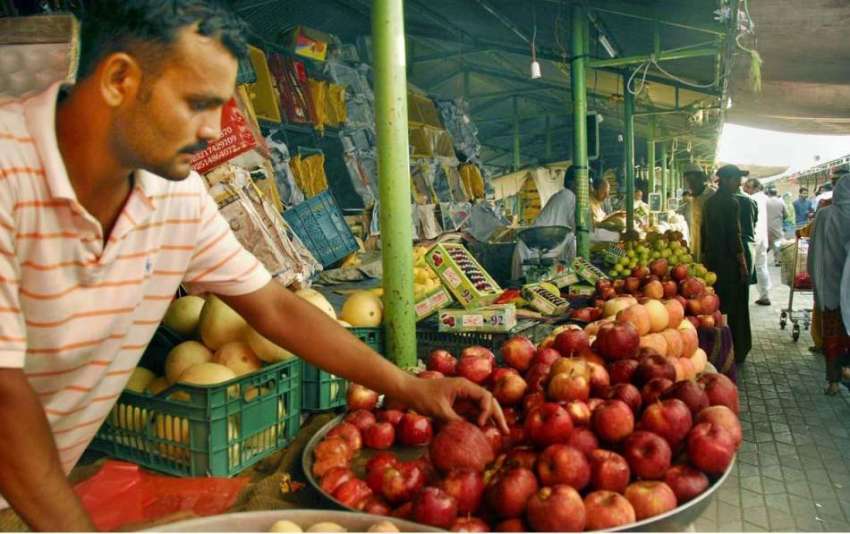 اسلام آباد: ایک دکاندار فروخت کے لیے تازہ پھل سجا رہا ہے۔