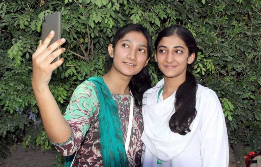لاہور: لاہور کالج فارویمن یونیورسٹی کی طالبات سیلفی لے رہی ..