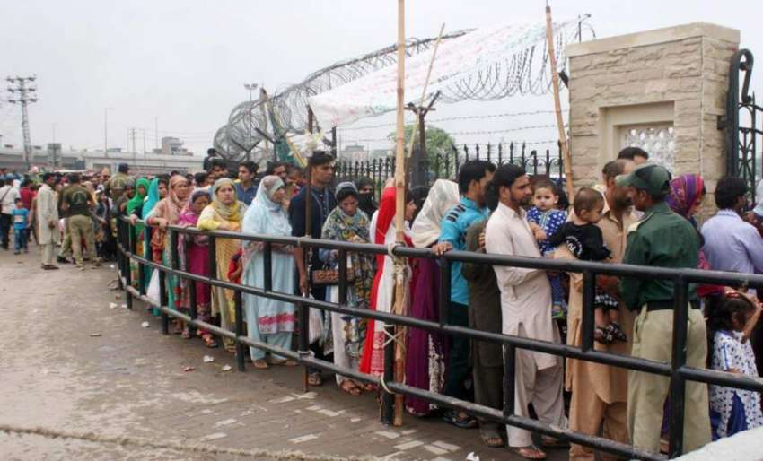 لاہور: گریٹر اقبال پارک میں سیرو تفریح کے لیے آئے شہری قطار ..