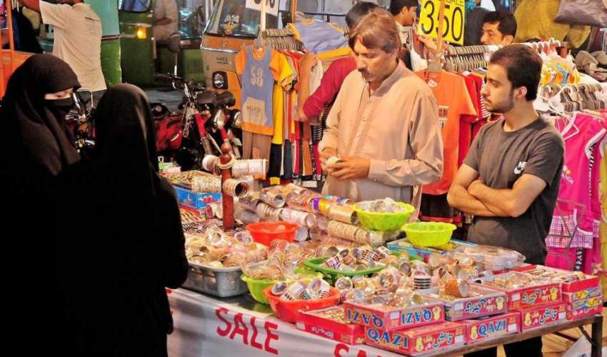 راولپنڈی: کمرشل مارکیٹ سے خواتین عید کی خریداری کر رہی ہیں۔