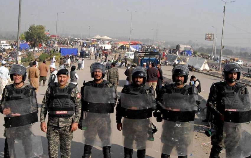 راولپنڈی: فیض آباد ڈی جی رینجرز کی آمد پر رینجر اہلکار کنٹینر ..